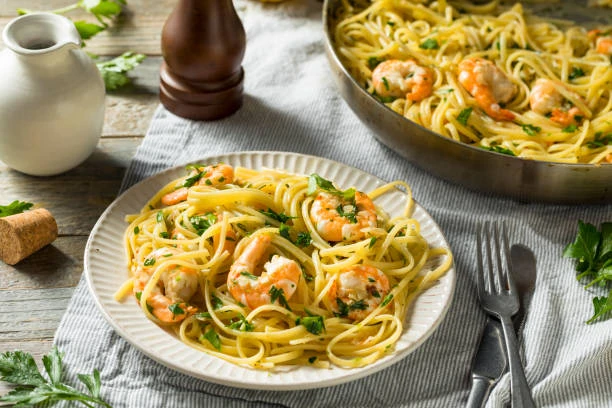 Spaghetti aux crevettes, ail et persil