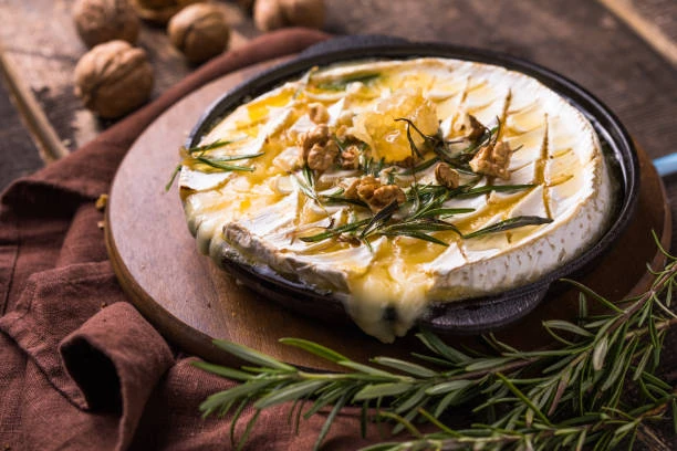 Camembert rôti au miel et noix