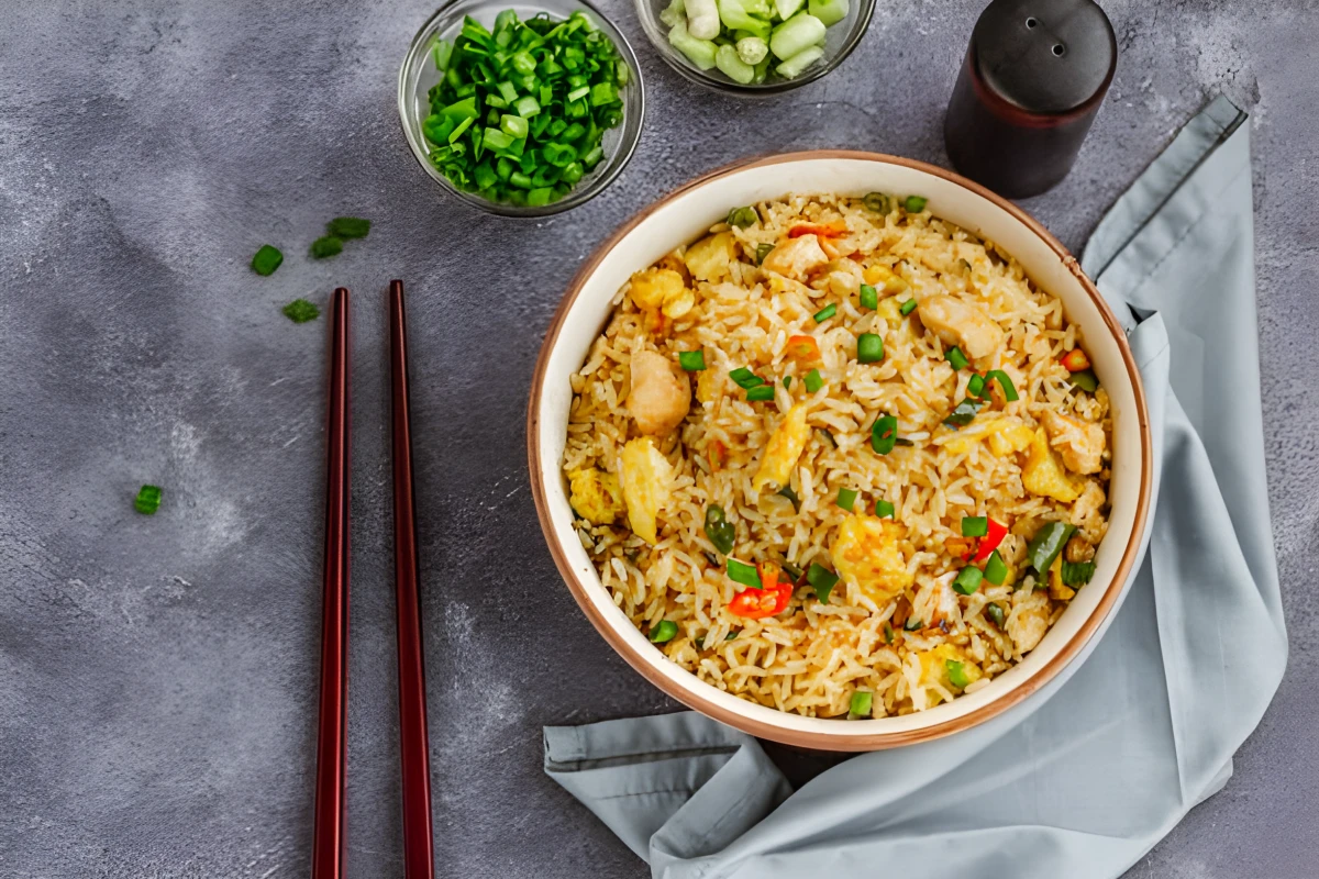 Image de la recette de Riz frit asiatique aux légumes et œufs au cookeo