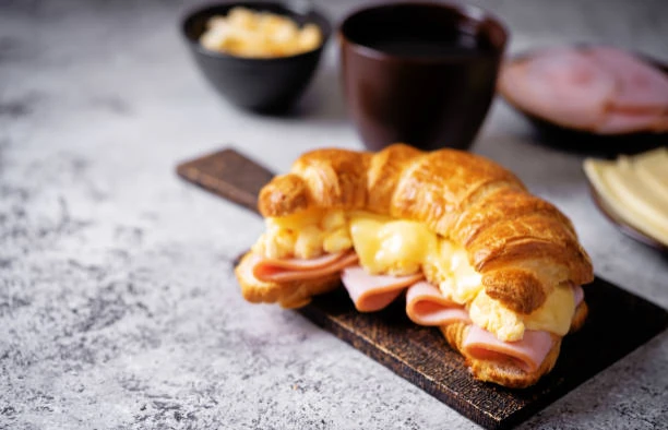 Croissants salés au jambon, œufs brouillés et fromage à l'Airfryer