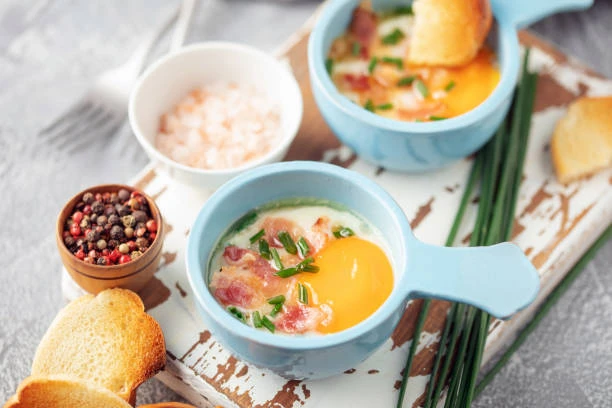 Œufs cocotte aux lardons et ciboulette