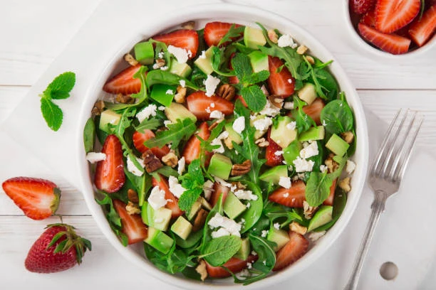 Salade de fraises avocat et feta