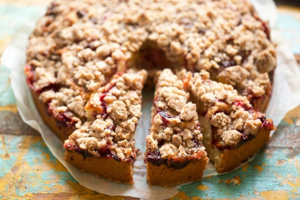 Gâteau moelleux aux prunes et crumble à la cannelle