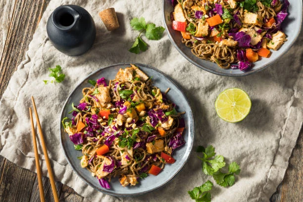 Salade de nouilles soba épicée au poulet