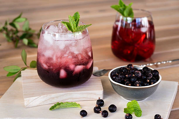 Cocktail de cassis noir rafraîchissant