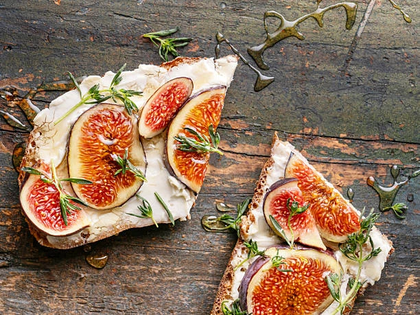 Bruschettas aux figues, chèvre frais et miel