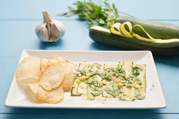 Carpaccio de courgettes jaunes au citron et aux herbes