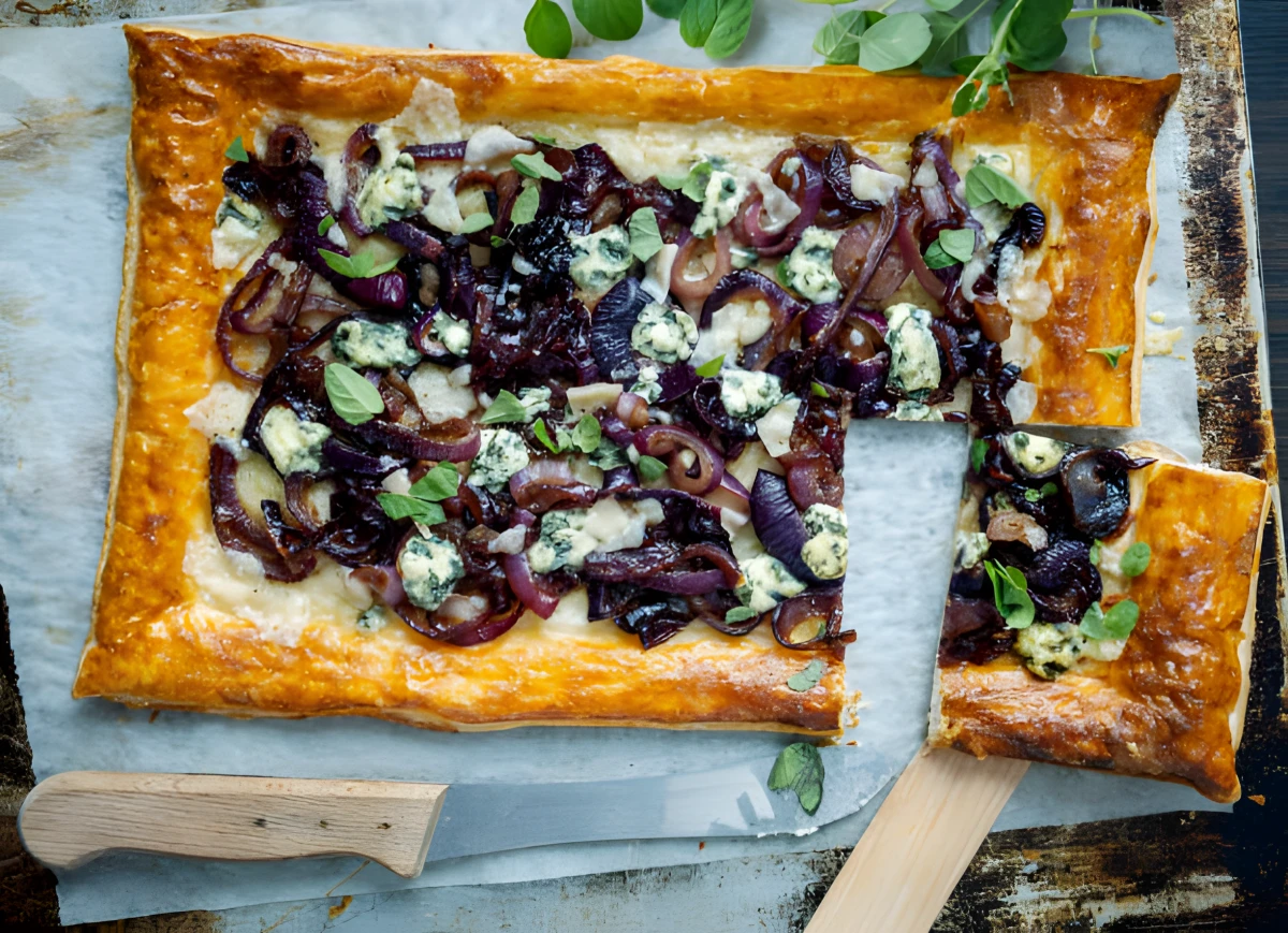 Image de la recette de Tarte fine oignon rouge et fromage bleu