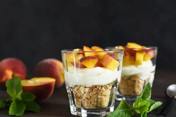 Image de la recette Verrines pêche, yaourt & crumble croquant