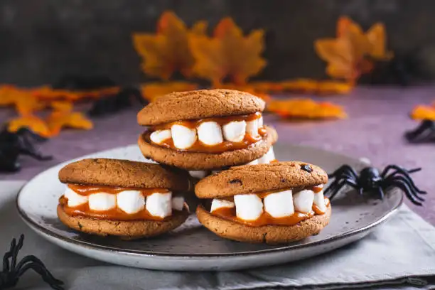 Biscuits pain d’épices avec dents de guimauve d’Halloween
