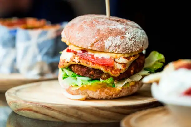 Cheeseburger de Halloumi végétarien grillé