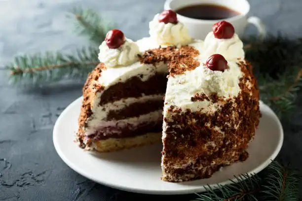 Forêt-Noire traditionnelle au chocolat et cerises