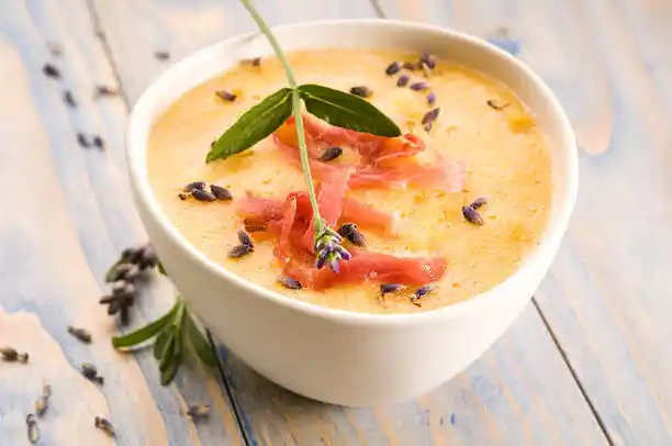 Soupe de melon au jambon