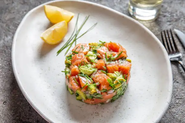 Ceviche de saumon à l’avocat et oignon de printemps