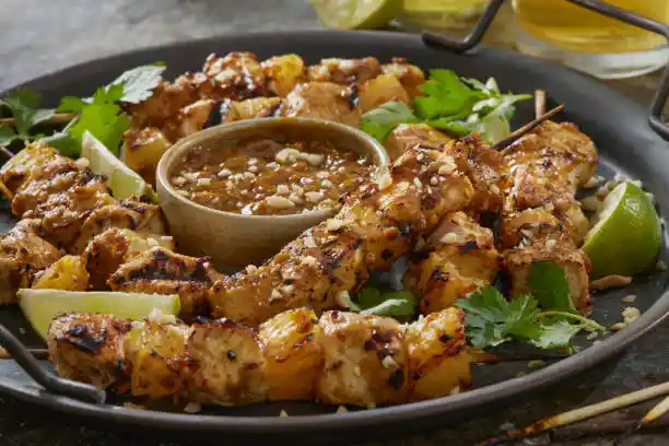 Brochettes de poulet à l’ananas BBQ