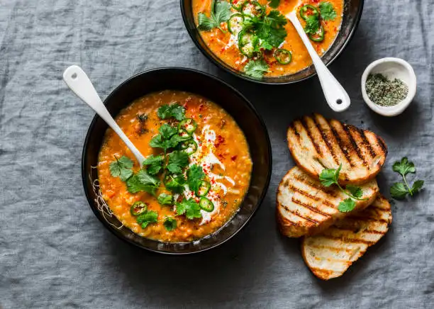 Soupe de lentilles rouges tomate, curry lait de coco