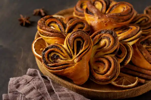Rouleaux de cannelle en cœur