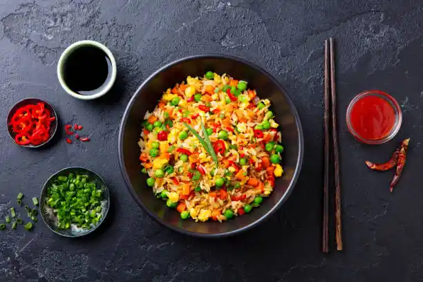 Riz frit asiatique légumes/œufs