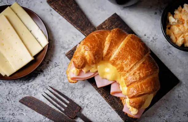 Croissant salé jambon, œufs brouillés et fromage