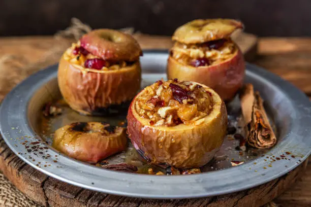 Pommes au four farcies aux noix et canneberges