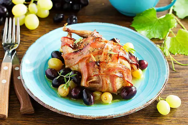 Caille rôtie au raisin et bacon