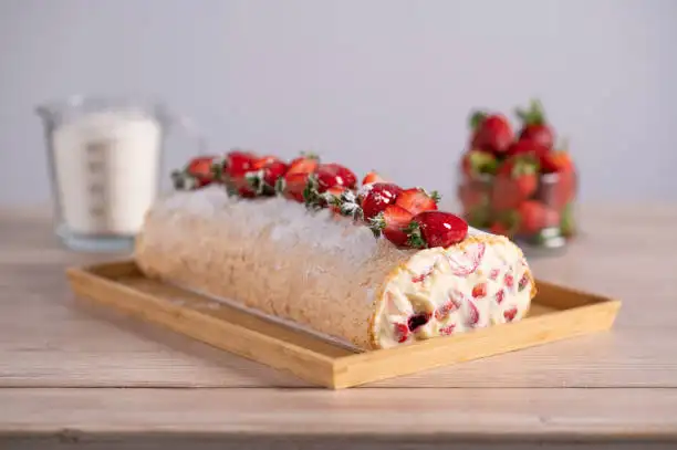 Roulé fraises & crème fouettée