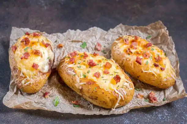 Pommes de terre farcies bacon, fromage et oignon