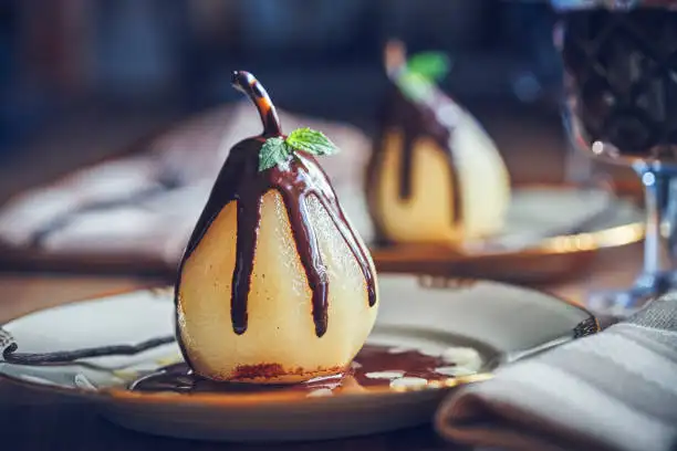 Poires pochées au sirop de citron vanille glacé avec chocolat noir