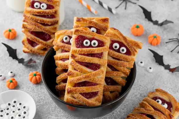 Feuilletés momies à la confiture rouge