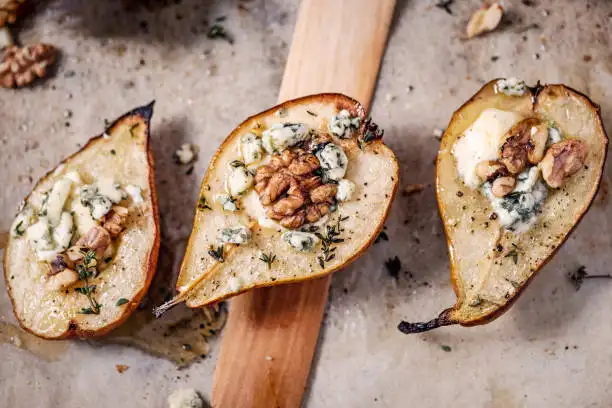 Poire cuite au Gorgonzola et noix