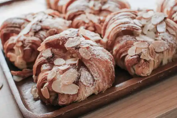 Croissants aux amandes