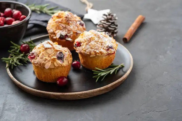 Muffins de Noël aux noix, canneberges & amandes
